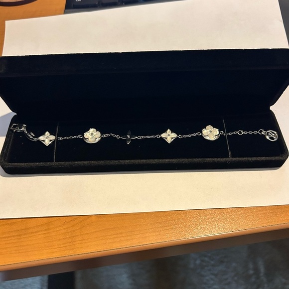 Louis Vuitton Bracelet with Silver and Pearl charms - Picture 5 of 5